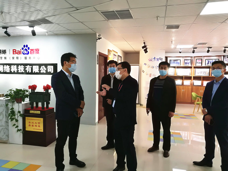 安陽市商務(wù)局副局長張躍勇，攜同天津伍創(chuàng)電子商務(wù)有限公司李富民一行蒞臨安陽青峰網(wǎng)絡(luò)參觀指導(dǎo)！！